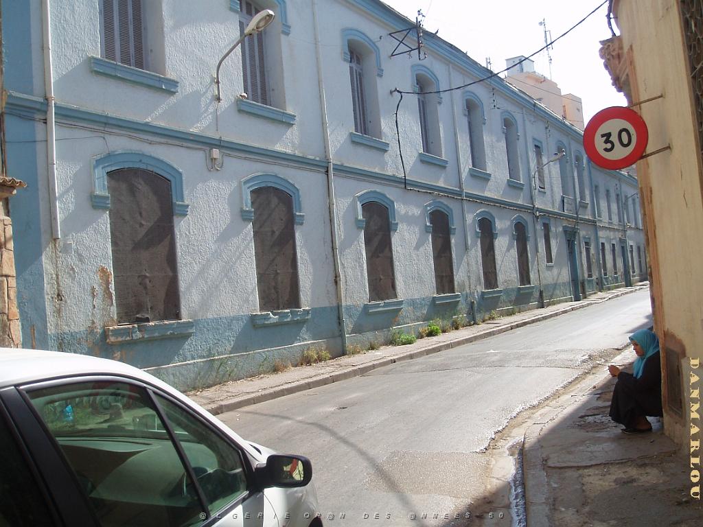 ORAN AOUT 2006 RUE DUMANOIR ECOLE JEAN MACE ENTREE FILLES.jpg